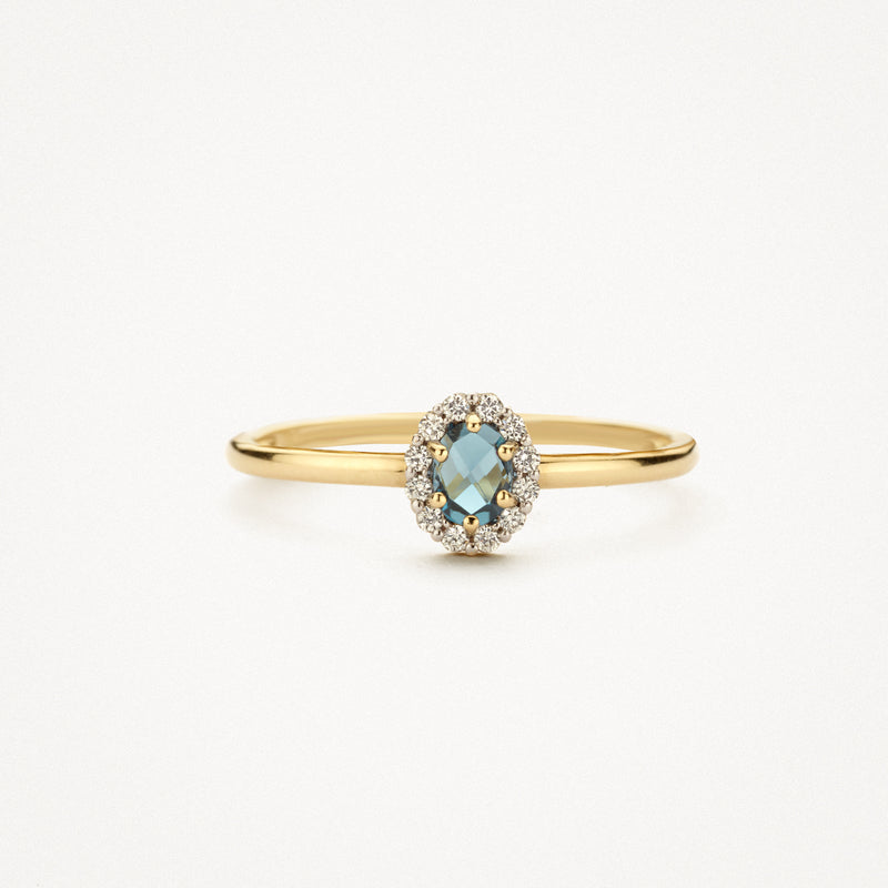 14k geelgouden ring met ovale blauwe topaas en kleine witte diamanten halo.