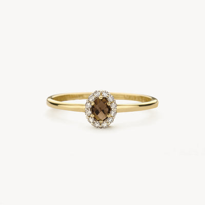 14k goud ring met ovale smokey quartz en kring kleine diamanten.