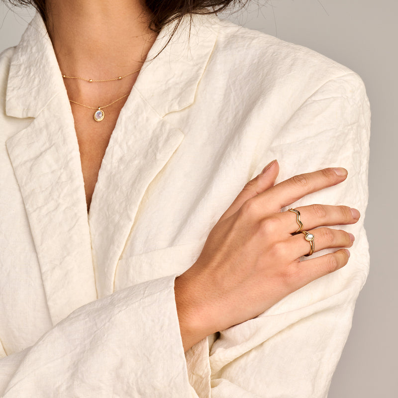 Bicolor goud ring met 14k geel- en witgoud, fijn en minimalistisch ontwerp.