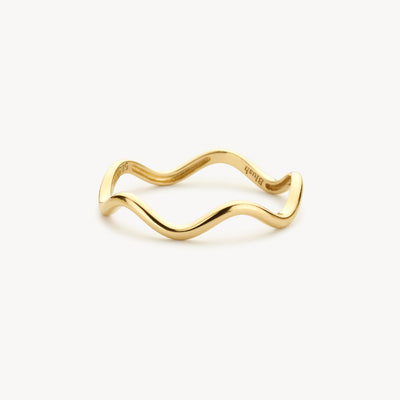 14k geelgouden ring met golvende, smalle band in bicolor goudstijl.