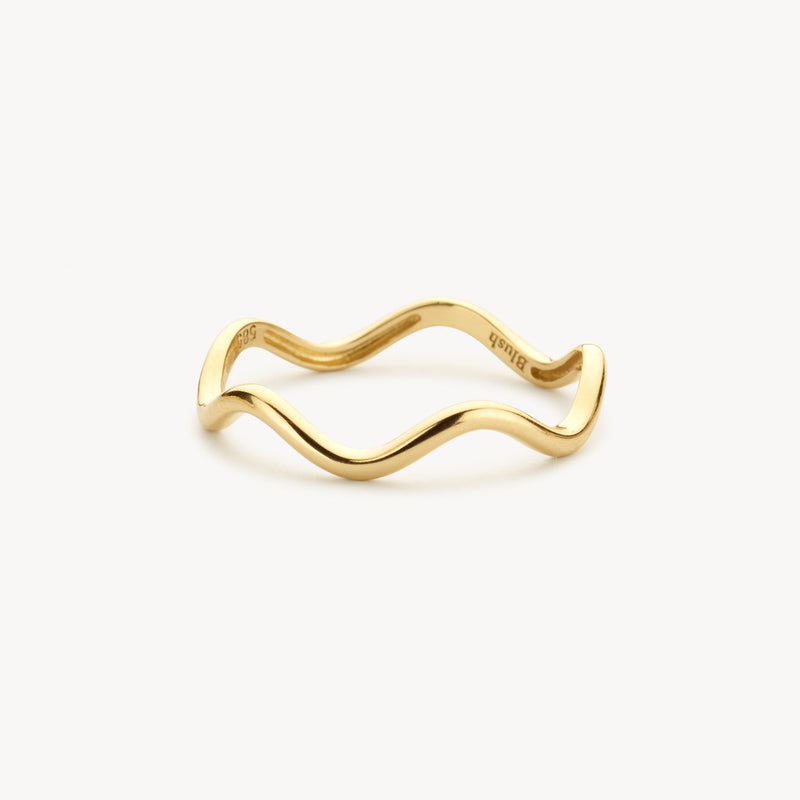 14k geelgouden ring met golvende band in goudstijl.