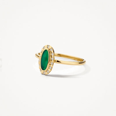 Bague en or 14k avec agate verte ovale et fine bordure de sertissage.