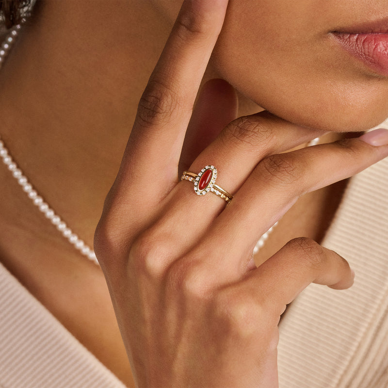 Bicolor 14k geel en rosé goud ring met ovale rode agaat en kleine diamantaccenten.