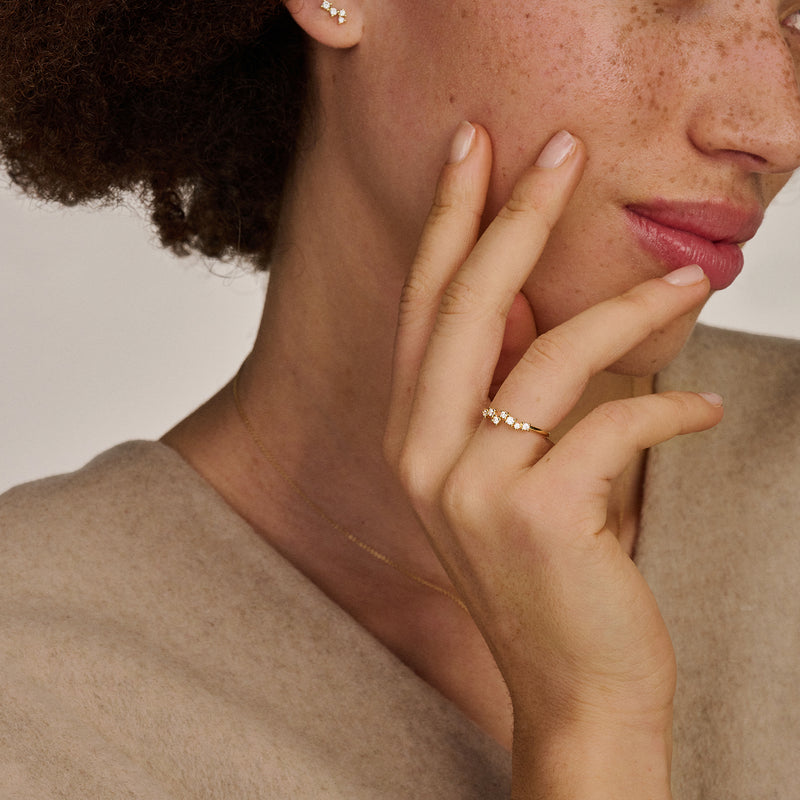 ring met zirkonia stenen aan vinger