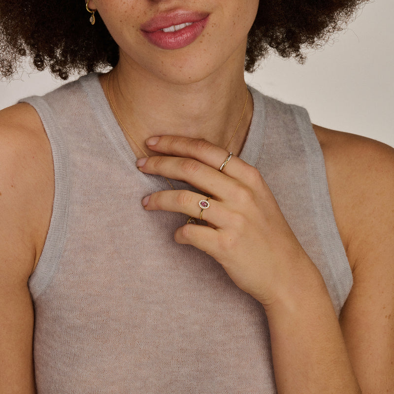 Bicolor goud ring met 14k geel en wit goud en kleine zirkonia op vinger.