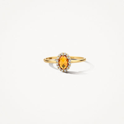 Bague en or 14k avec citrine ovale de Madère et petits diamants blancs sur le pourtour.