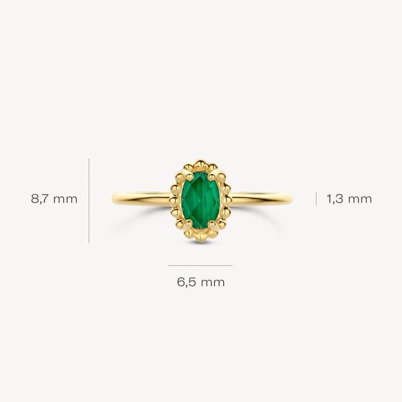 Ring van 14k goud met ovale groene malachiet en bergkristal omlijsting, 6,5 mm breed.