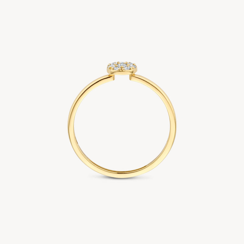 Bague en or 14k avec trois petites pierres en Zircone sur un anneau fin.