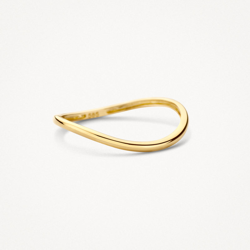 Bague fine en or jaune 14 carats, à emboîter, avec un anneau poli, vue rapprochée.