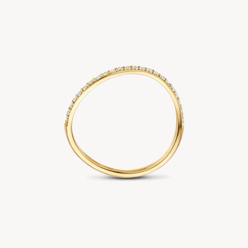 Bague en or jaune 14 carats avec une rangée de Zircone, gros plan.