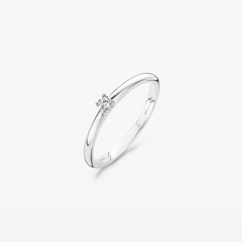 14k wit goud ring met ronde natuurlijke diamant solitaire in minimalistische zetting.