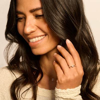 14k bicolor goud ring met ronde diamant aan vrouwelijke hand.