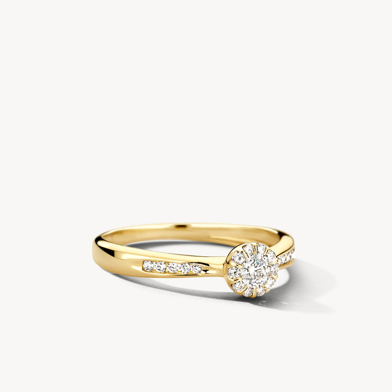 14k geelgouden ring met cluster van natuurlijke diamanten en glanzende band.