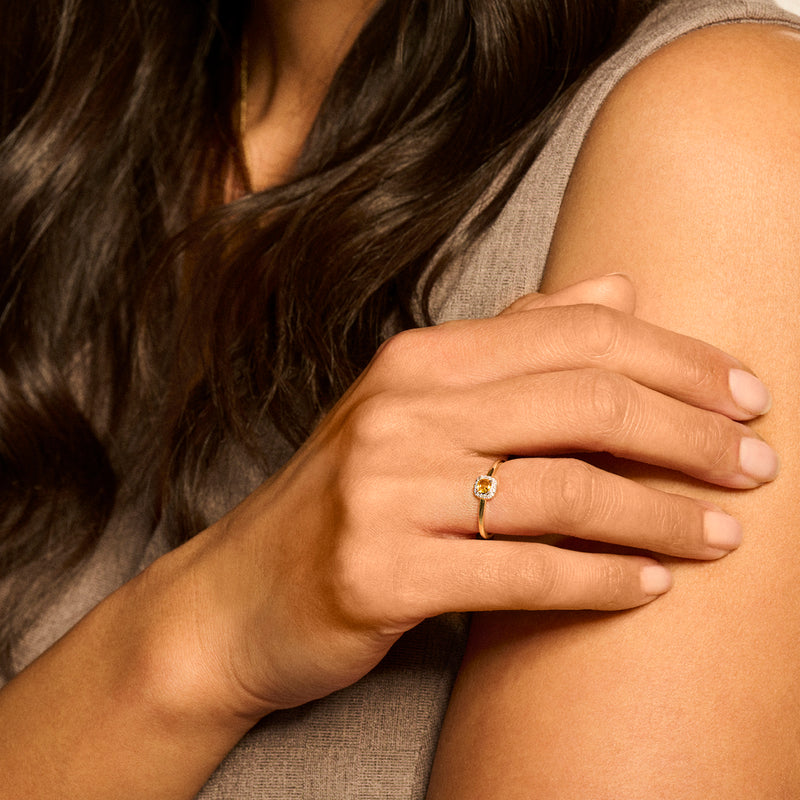 Bicolor gouden ring met citrien en diamanten in 14k geel en wit goud op middelvinger.