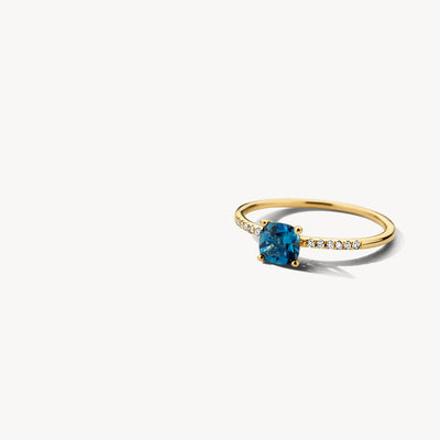 14k geelgouden ring met cushion geslepen london blue topaz en kleine diamanten band.
