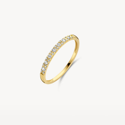 14k geelgouden ring met rij van fonkelende natuurlijke diamanten en slanke band.