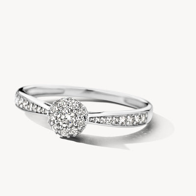 14k wit goud ring met centrale diamant en zijdelingse diamanten zetting.
