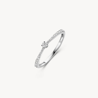 Dunne 14k wit gouden ring met kleine ronde diamant en pavé zetting.
