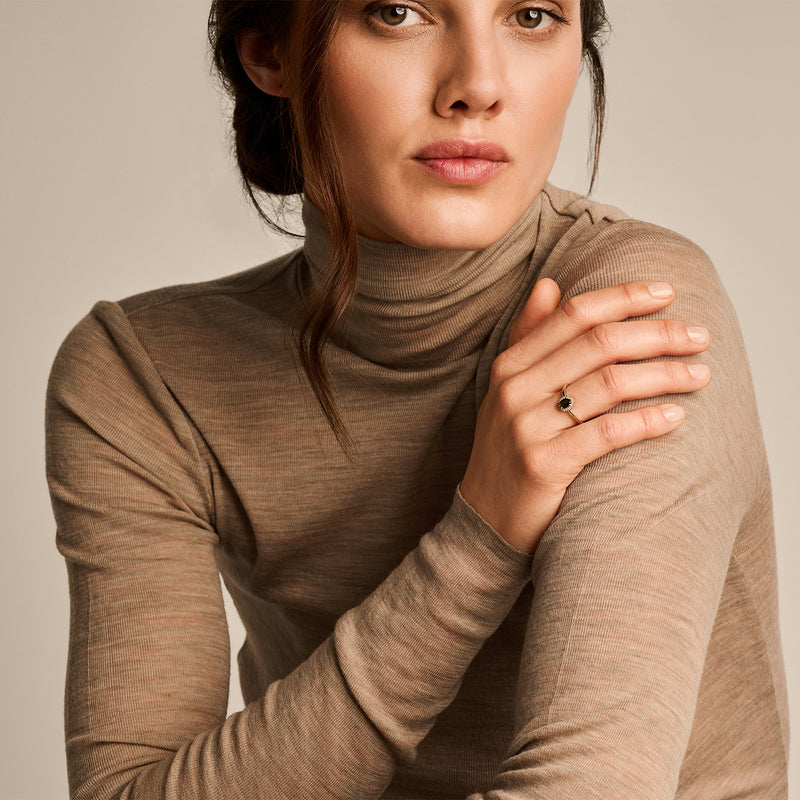 14k geelgouden ring met smokey quartz en kleine diamant detail op hand.