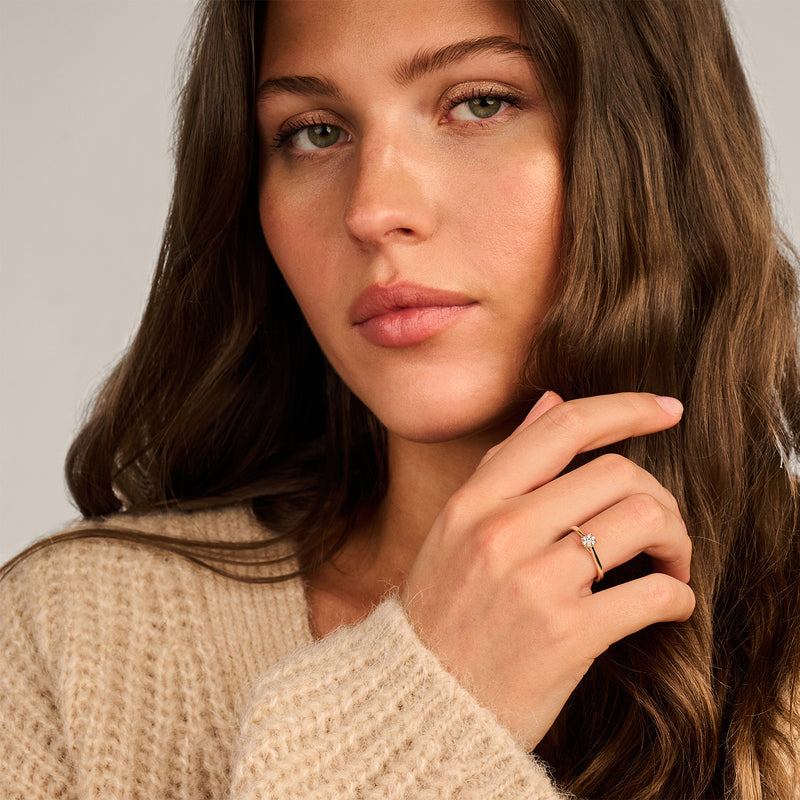 Bicolor gouden ring met centrale diamant, gemaakt van 14k geel en wit goud, subtiel ontwerp.