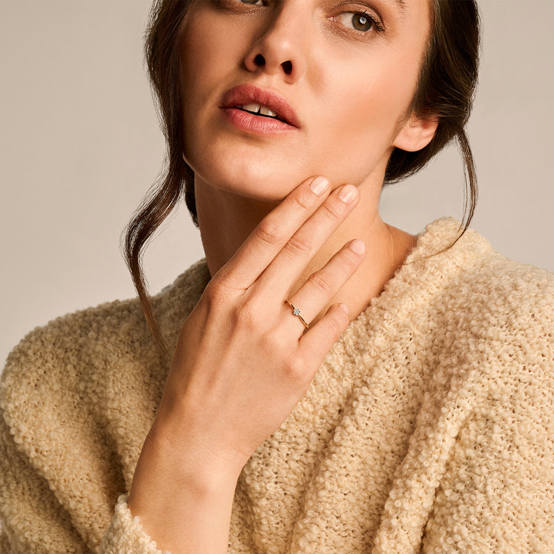 Bicolor ring met diamanten gezet in 14k geel en wit goud, subtiel en verfijnd design.