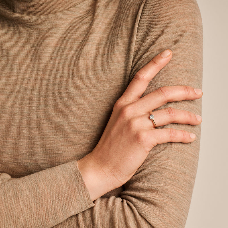 Bicolor gouden ring met ronde natuurlijke diamant, combinatie van 14k geel en wit goud.