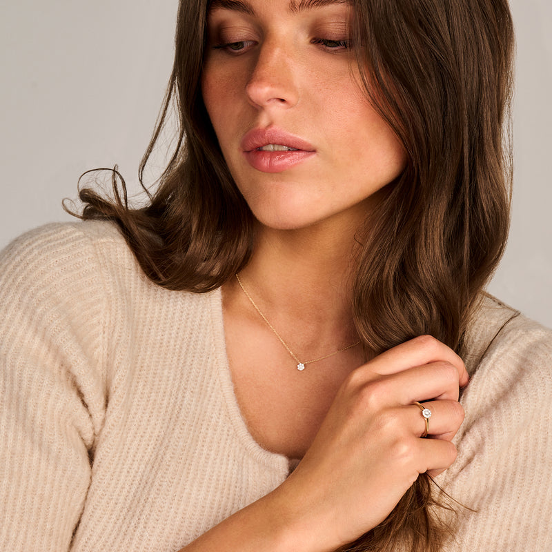 Bicolor ring van 14k geel en wit goud met een kleine briljante diamant aan de bovenkant.