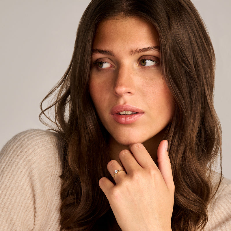 Bicolor ring in 14k geel en wit goud met centrale diamant en fijne zetting.