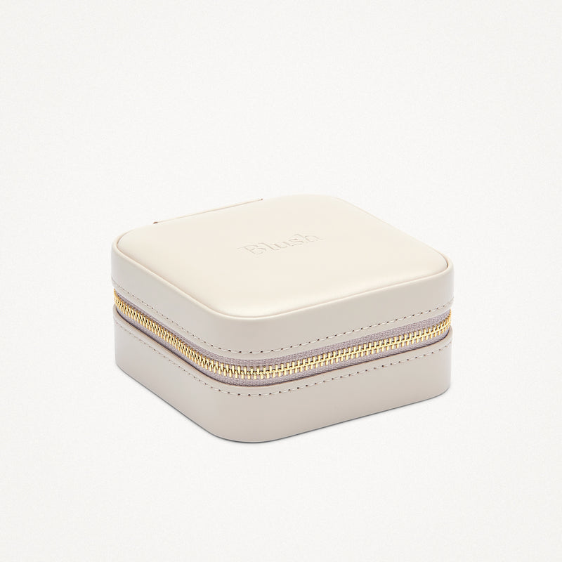 Reiseetui aus grauem Nappa, quadratisch, mit goldenem Reißverschluss.