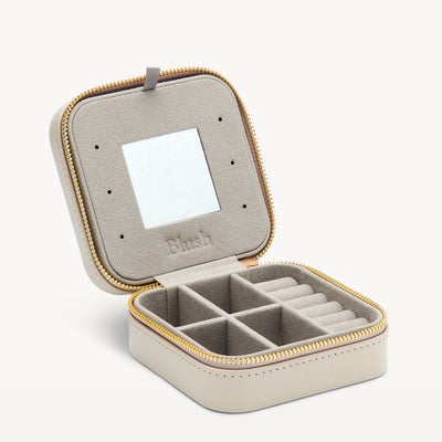 Reisetui van greige nappa met vier vakken en ringenhouder in travelcase design.