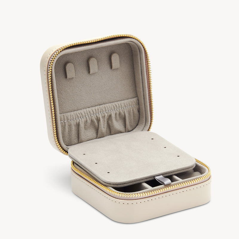 Kompakter grauer Schmuckkoffer mit Belüftungsmöglichkeit für 585er Gold und 585er Weißgold.