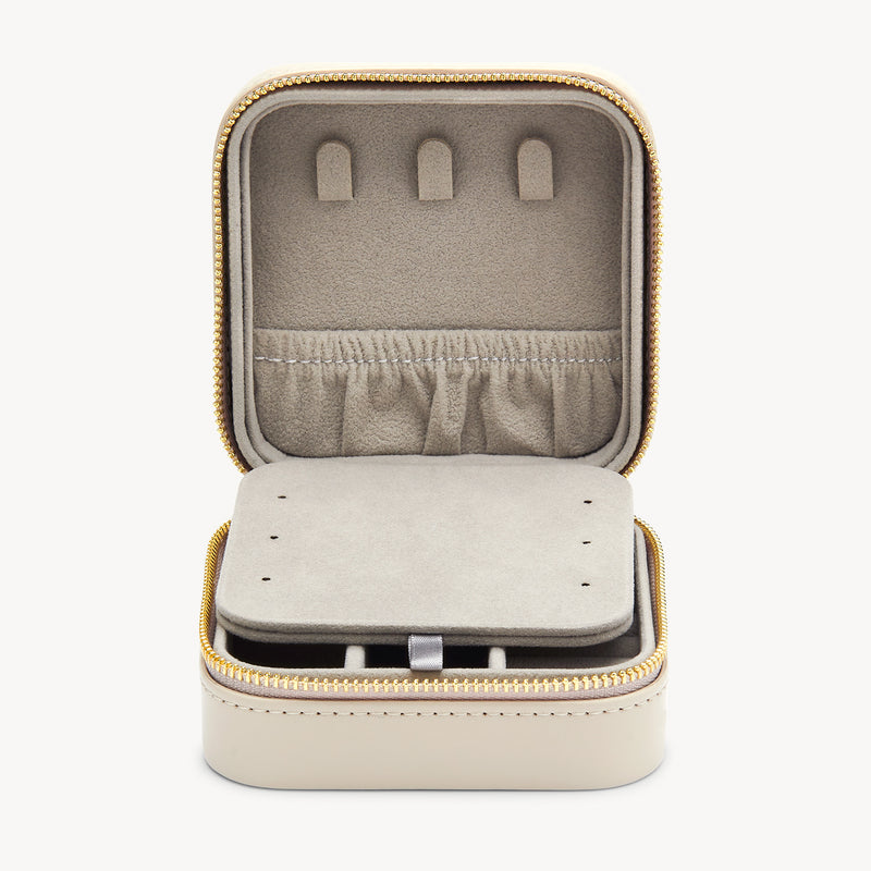 Greige Schmuckreiseetui offen mit Fach für Schmuck aus 585er Gold, Weißgold und Roségold.