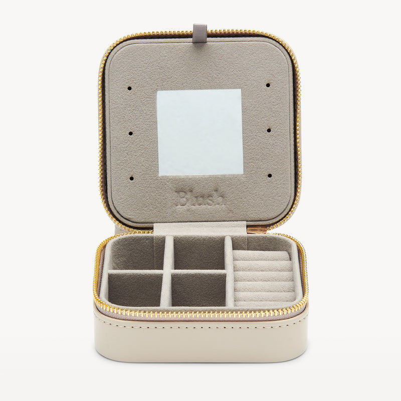 Schmuckreiseetui in Grau mit Fächern und Ringhalter, geeignet für 585er Goldschmuck.