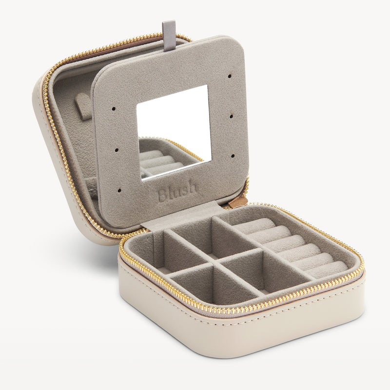 Greige Schmuckkoffer mit vier Fächern und Ringhalter, geeignet für 585er Goldschmuck.