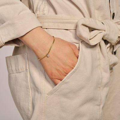 Fijne bicolor armband van 14k geel en wit goud met zirkonia op damespols.