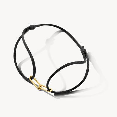 Armband met 14k geelgouden sluiting en zwart zijdekoord in losse stijl.