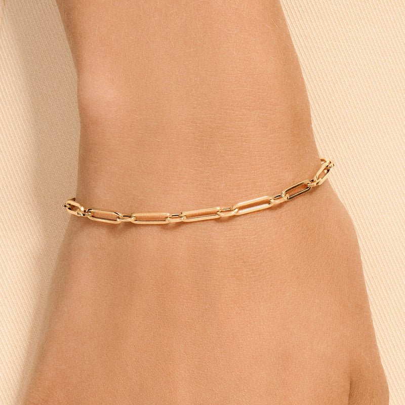 Armband van 14k goud met afwisselend korte en lange schakels, fijne glans.