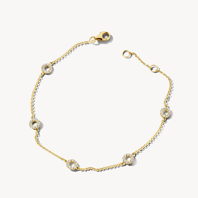 Fijne armband van 14k geelgoud met vijf zirkonia schakels en karabijnsluiting.