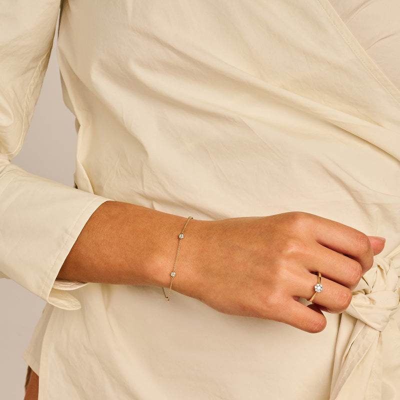 Fijne schakelarmband in 14k geelgoud met kleine zirkonia steentjes.