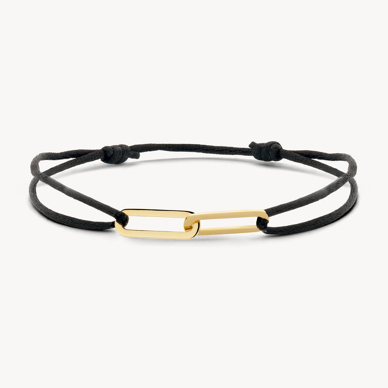 Armband met 14k geel goud rechthoekige sluiting en zwart verstelbaar koord.