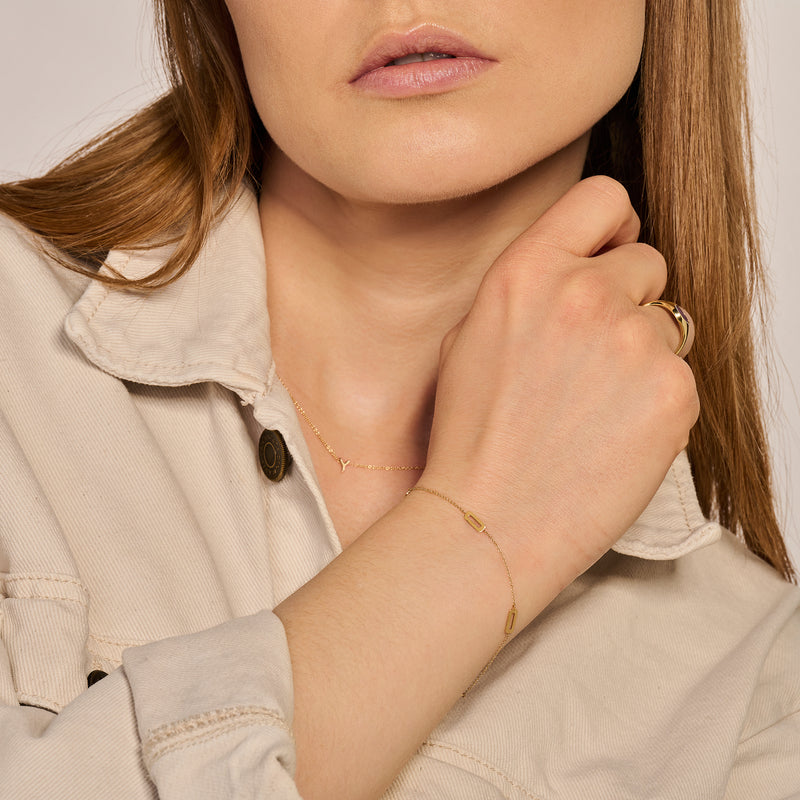 Fijne 14k geelgouden armband met subtiele schakels om pols van dame.