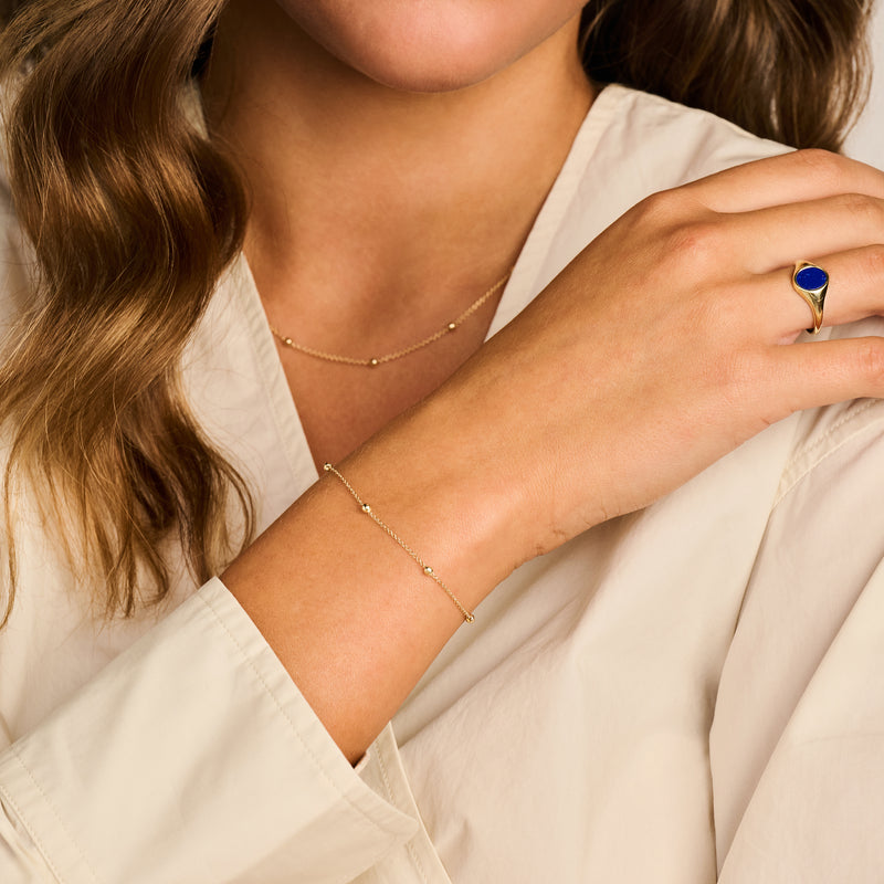 Bracelet délicat en or 14k avec des maillons subtils et un fermoir minimaliste.