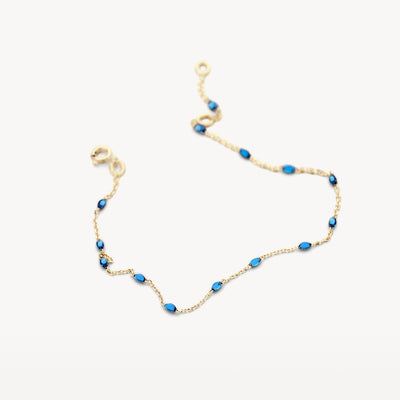 Armband met fijne schakels van 14k geelgoud en blauwe resin kralen.