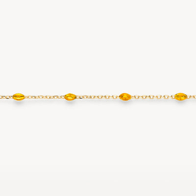 14k geelgouden armband met fijne schakels en caramel resin accenten.