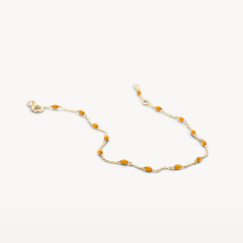 Bracelet en or jaune 14k avec des maillons fins et des accents en résine de couleur caramel.