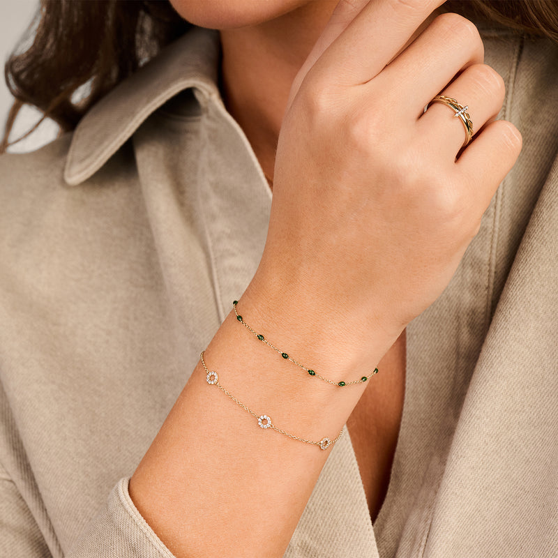 Delicate 14k geel goud armband met groene resin schakels en fijne bicolor goud details.
