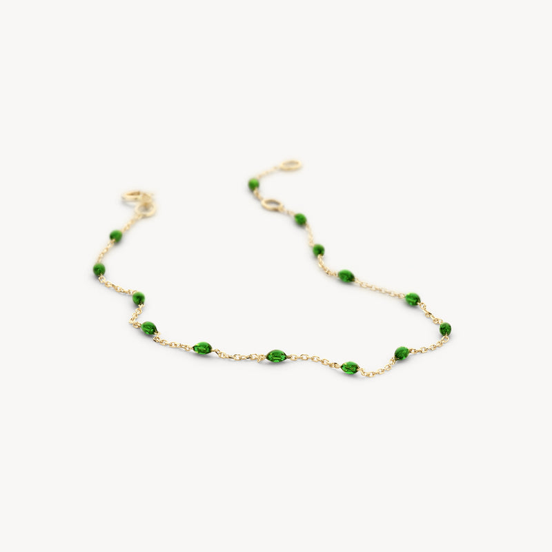 Armband met groene resin schakels in 14k geelgoud, fijne schakelontwerp.