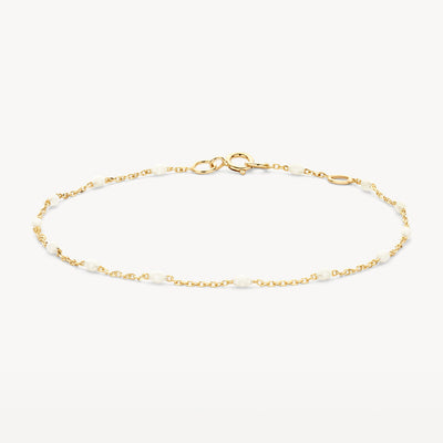 14k geelgouden armband met fijne schakels en melkresin accenten.