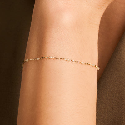 Armband mit milchig-weißen Steinen aus Kunstharz aus 585er Gold