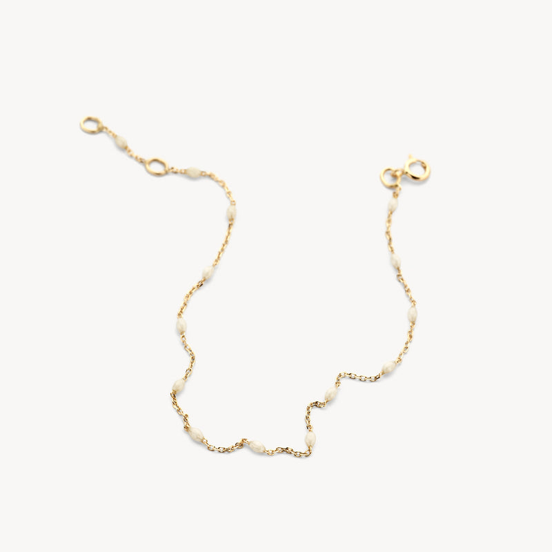 14k geelgouden armband met fijne schakels en melkachtige resin accenten.